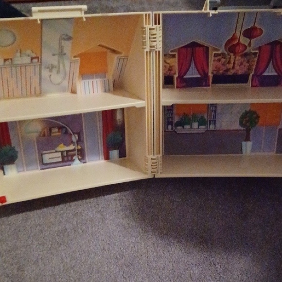 Red and White Dollhouse Carry Case - Picture 9 of 10